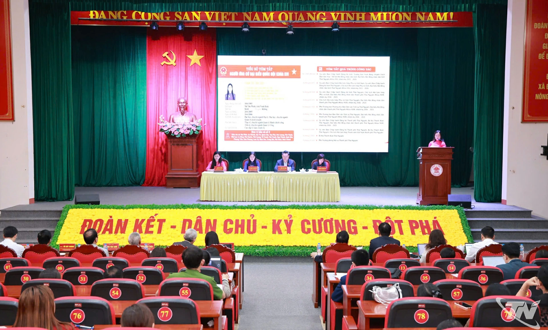 Các ứng cử viên Đại biểu Quốc hội tiếp xúc cử tri tại điểm cầu chính xã Định Hóa.