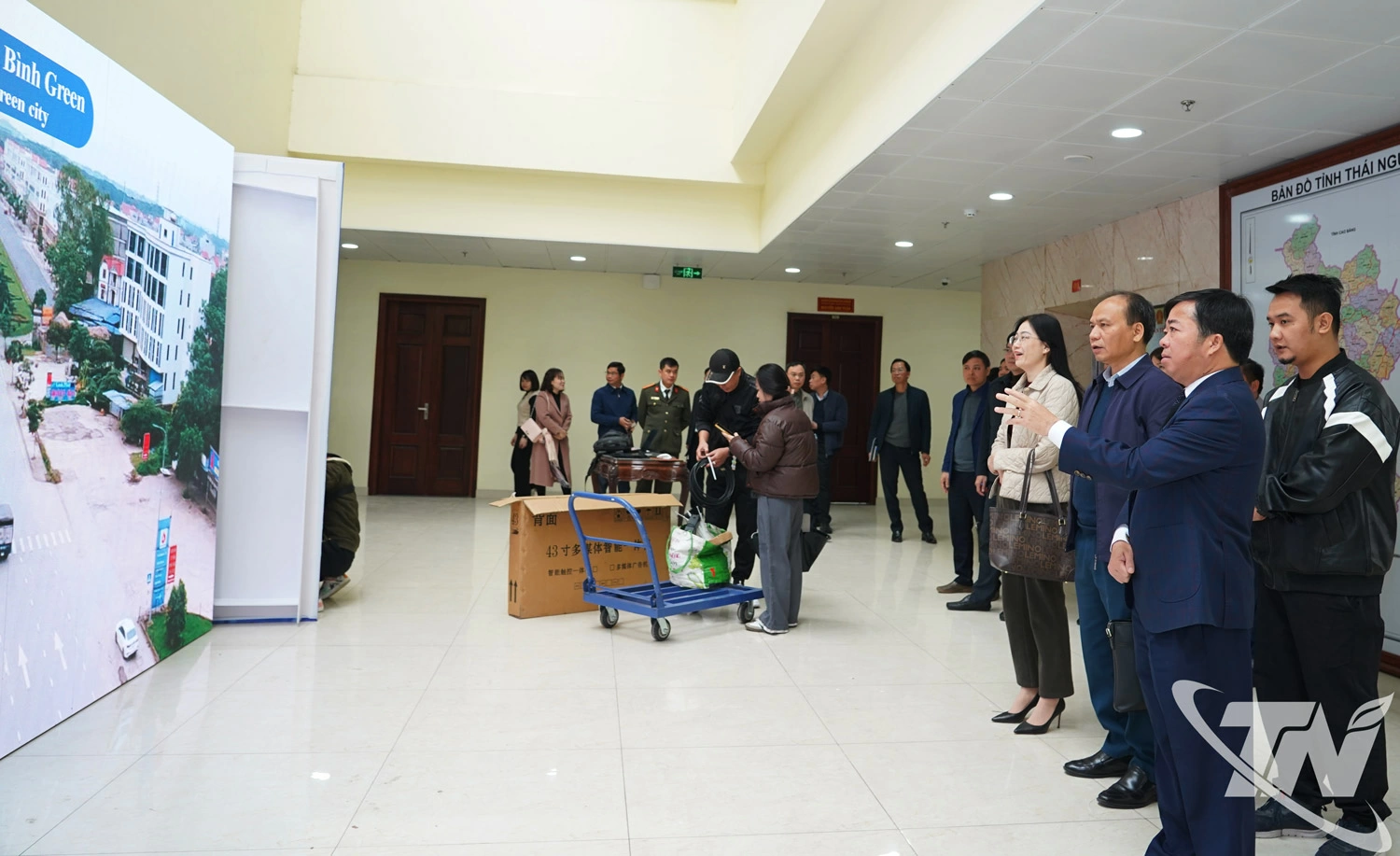 Đồng ch&iacute; Ph&oacute; Chủ tịch Thường trực UBND tỉnh kiểm tra, r&agrave; so&aacute;t tại c&aacute;c kh&ocirc;ng gian diễn ra sự kiện.