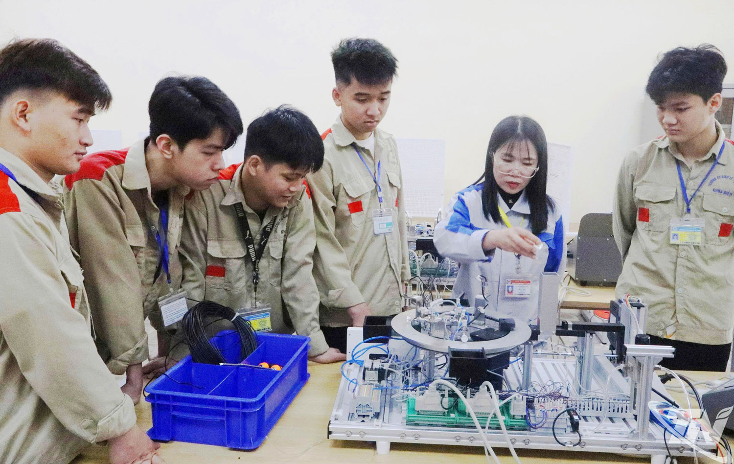 Giờ thực hành của sinh viên Khoa Điện, Trường Cao đẳng Kinh tế - Kỹ thuật (Đại học Thái Nguyên).