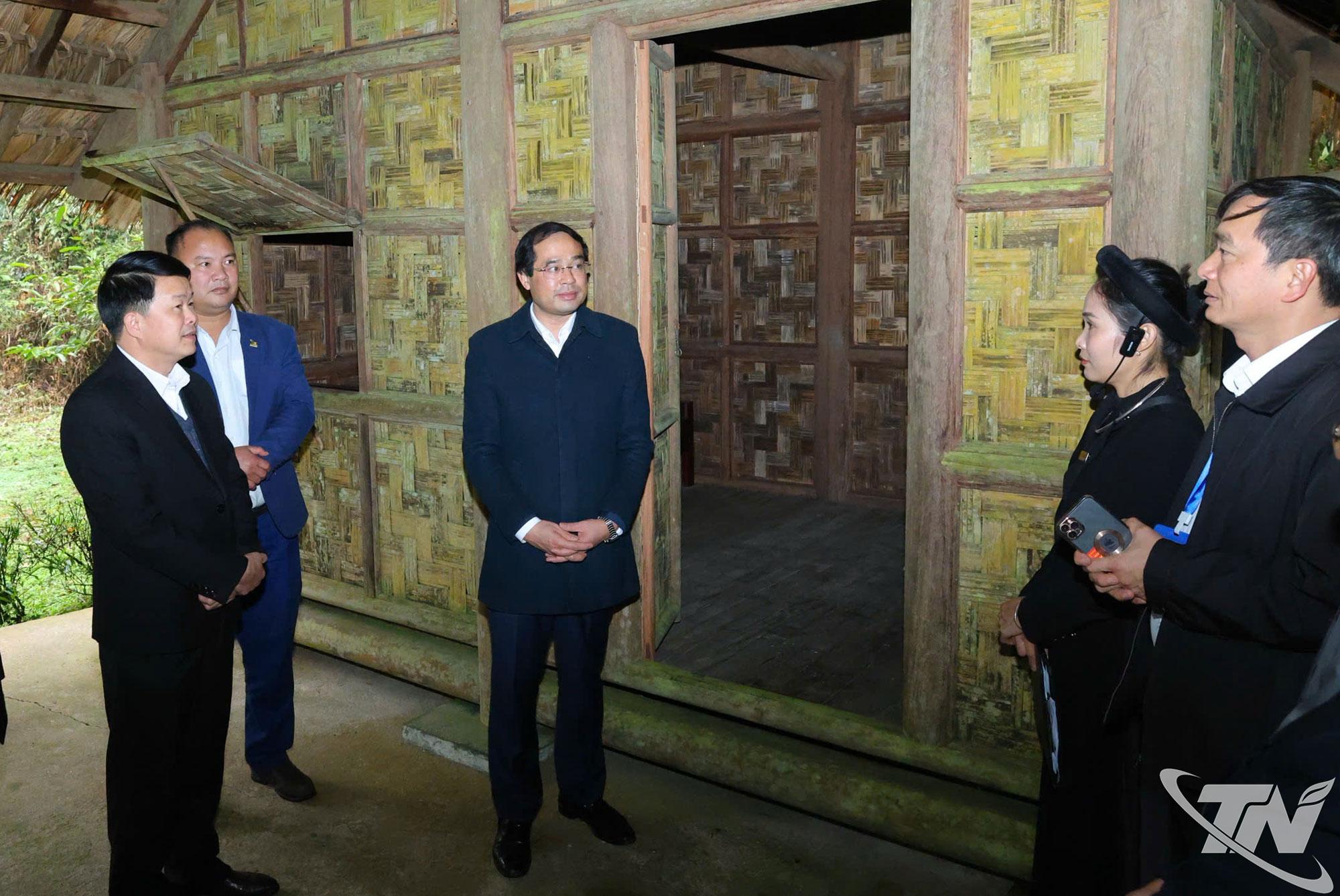 Đồng chí Bí thư Tỉnh ủy và Đoàn công tác thăm Khu di tích lịch sử Nà Pậu.