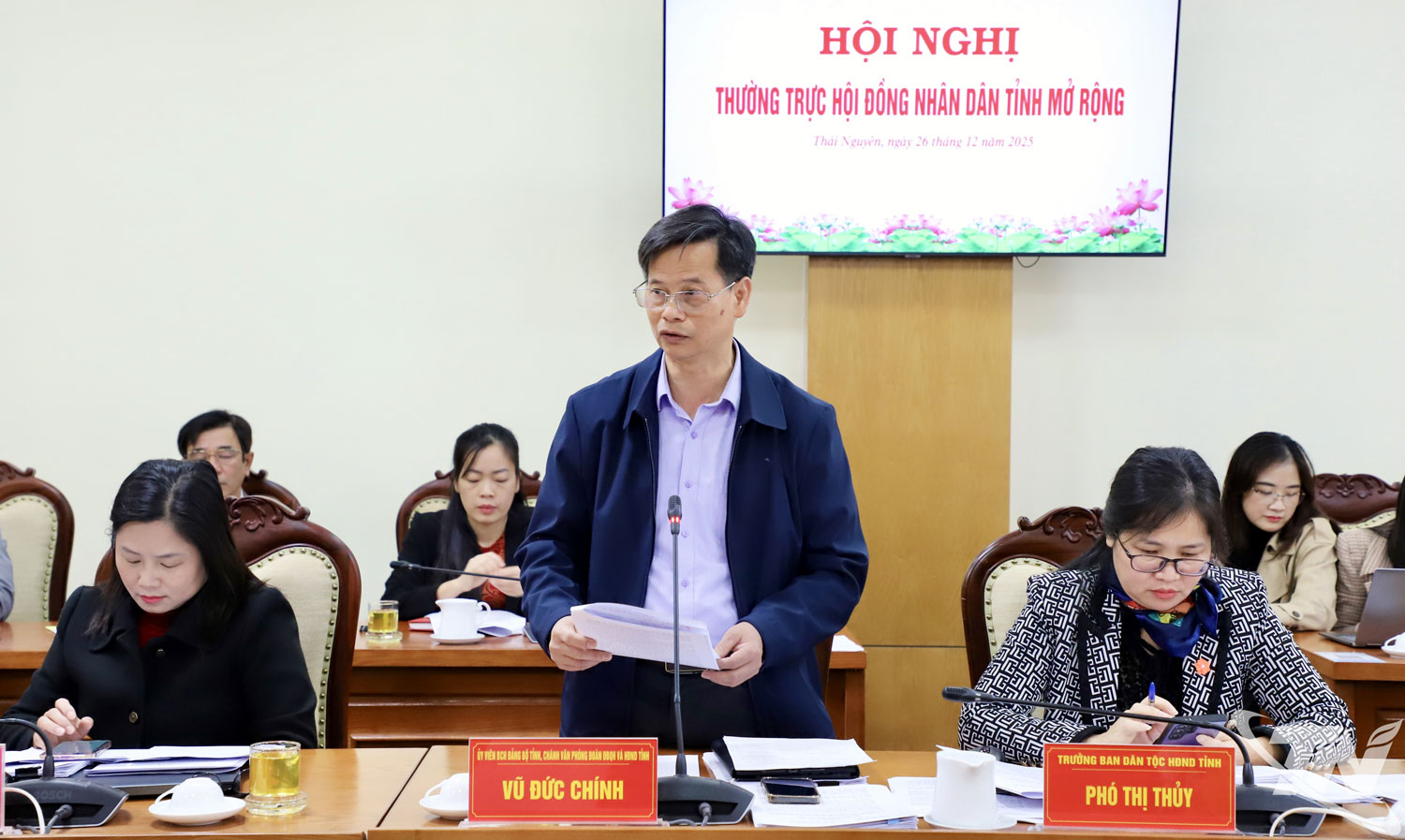 Đồng ch&iacute; Vũ Đức Ch&iacute;nh, Ch&aacute;nh Văn ph&ograve;ng Đo&agrave;n ĐBQH v&agrave; HĐND tỉnh b&aacute;o c&aacute;o c&ocirc;ng t&aacute;c chuẩn bị Kỳ họp tổng kết nhiệm kỳ 2021-2026 (Kỳ họp thứ mười), HĐND tỉnh Kh&oacute;a XIV.