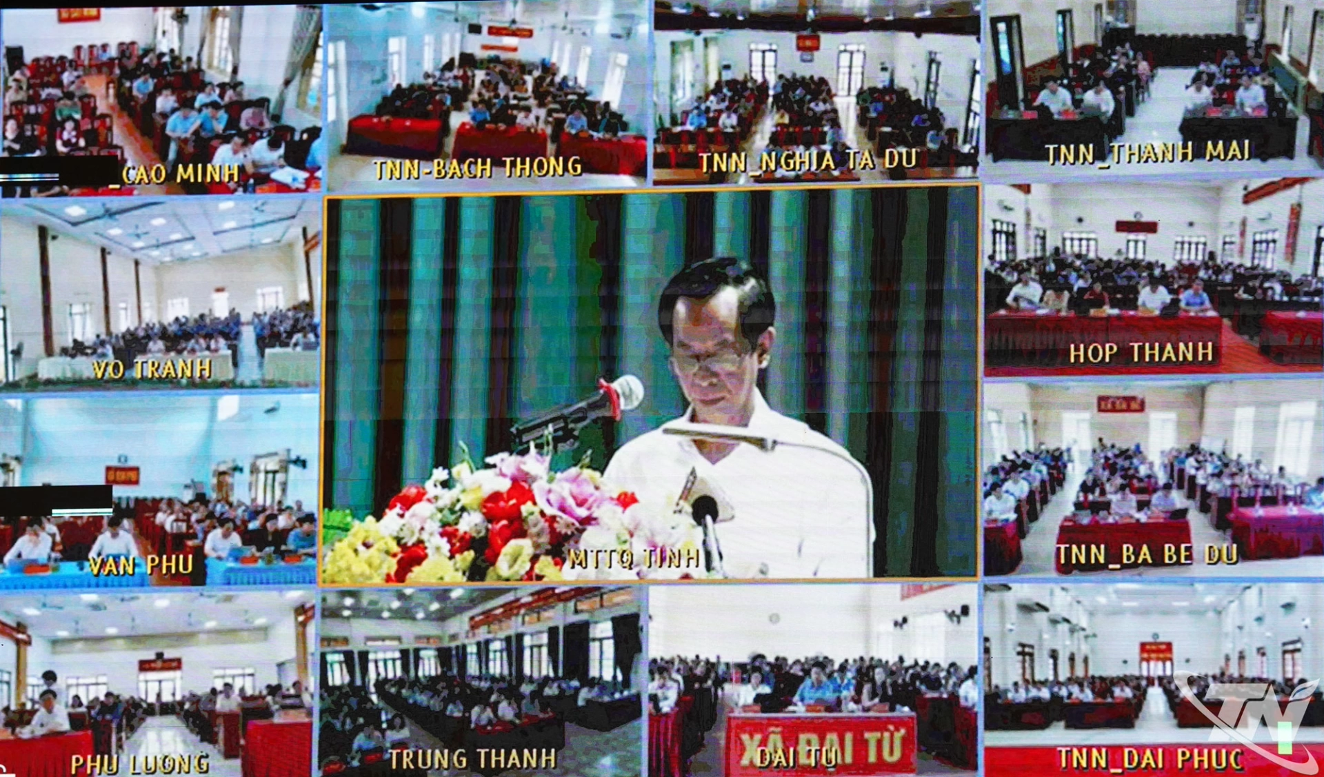 Hội nghị được kết nối trực tuyến đến các điểm cầu của 19 xã, phường trên địa bàn tỉnh.