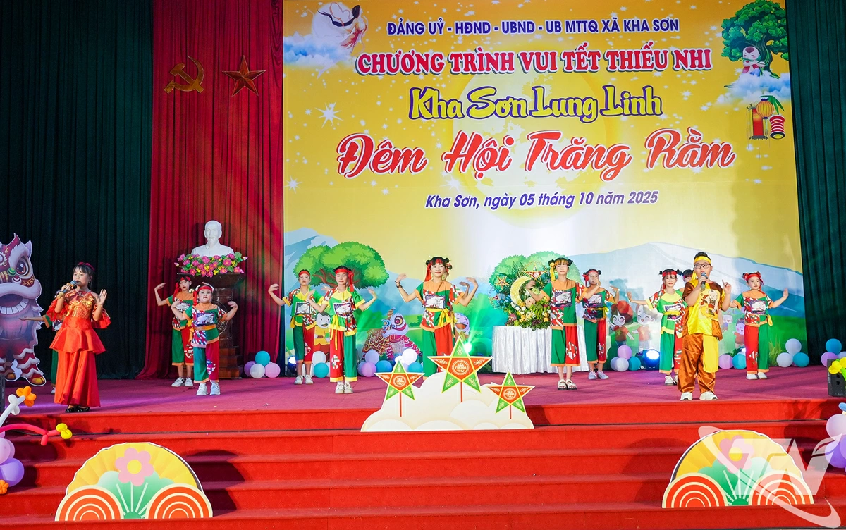 Các cháu thiếu niên, nhi đồng của xã Kha Sơn biểu diễn văn nghệ tại Chương trình.