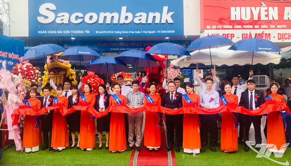 Cắt băng tại buổi lễ khai trương Phòng giao dịch Phổ Yên.