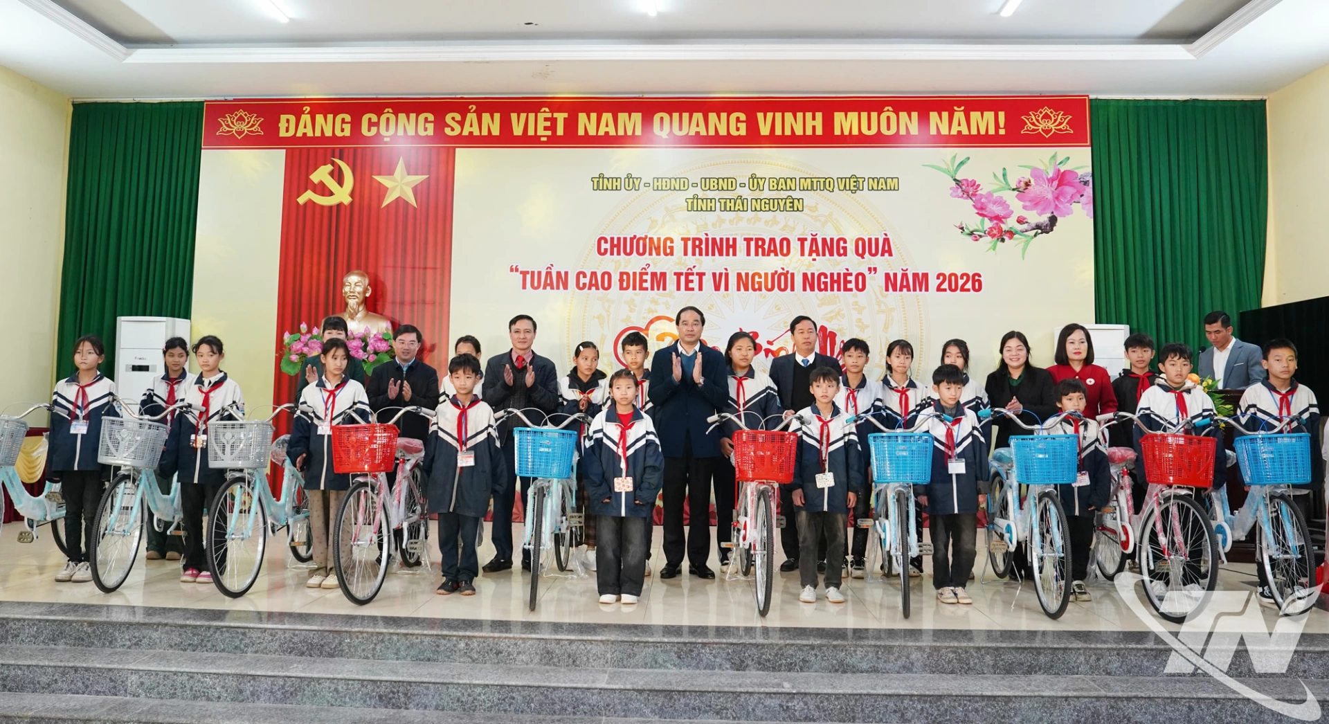 Đồng ch&iacute; B&iacute; thư Tỉnh ủy Trịnh Xu&acirc;n Trường c&ugrave;ng c&aacute;c đồng ch&iacute; l&atilde;nh đạo trao tặng xe đạp cho c&aacute;c em học sinh c&oacute; ho&agrave;n cảnh kh&oacute; khăn tại x&atilde; Văn Lăng.