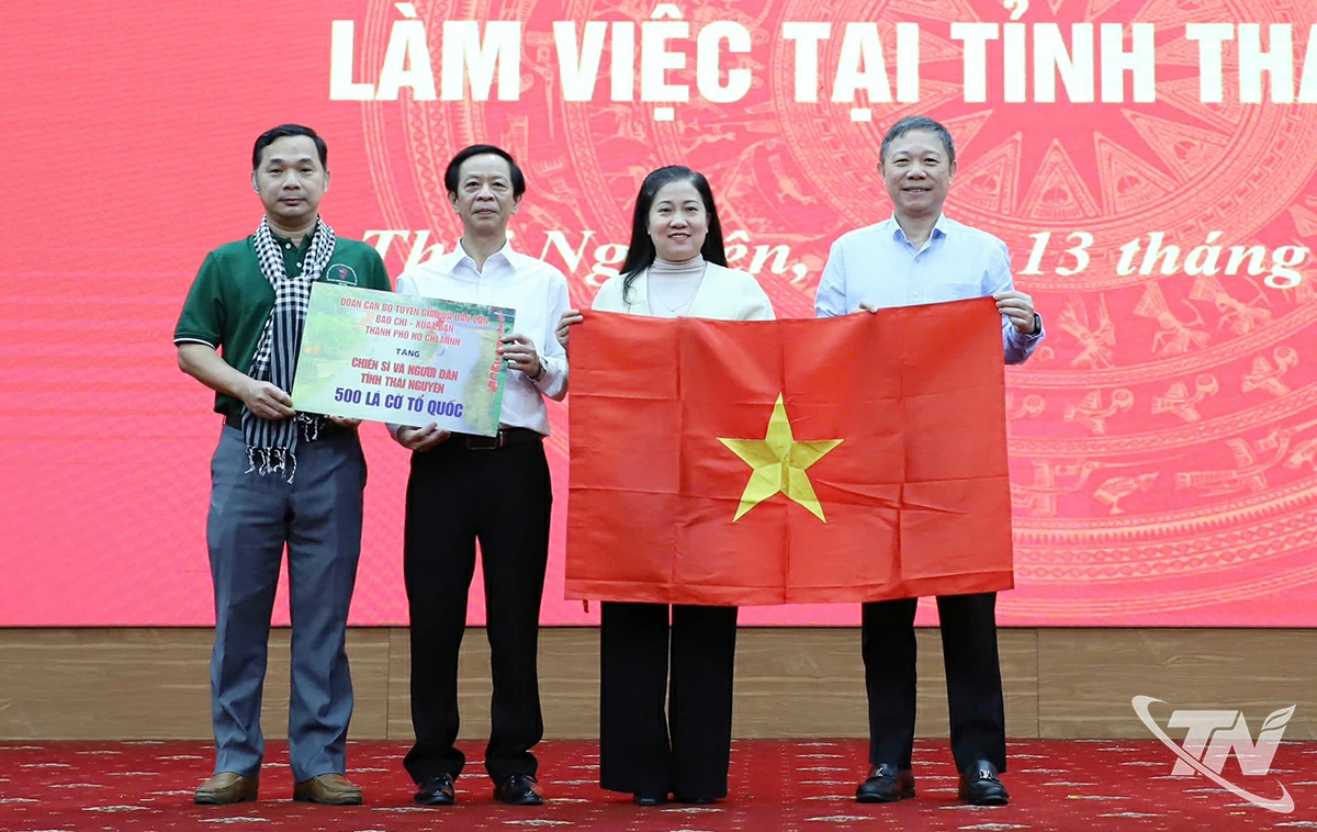 Đoàn công tác đã trao tặng 500 lá cờ Tổ quốc cho tỉnh Thái Nguyên.