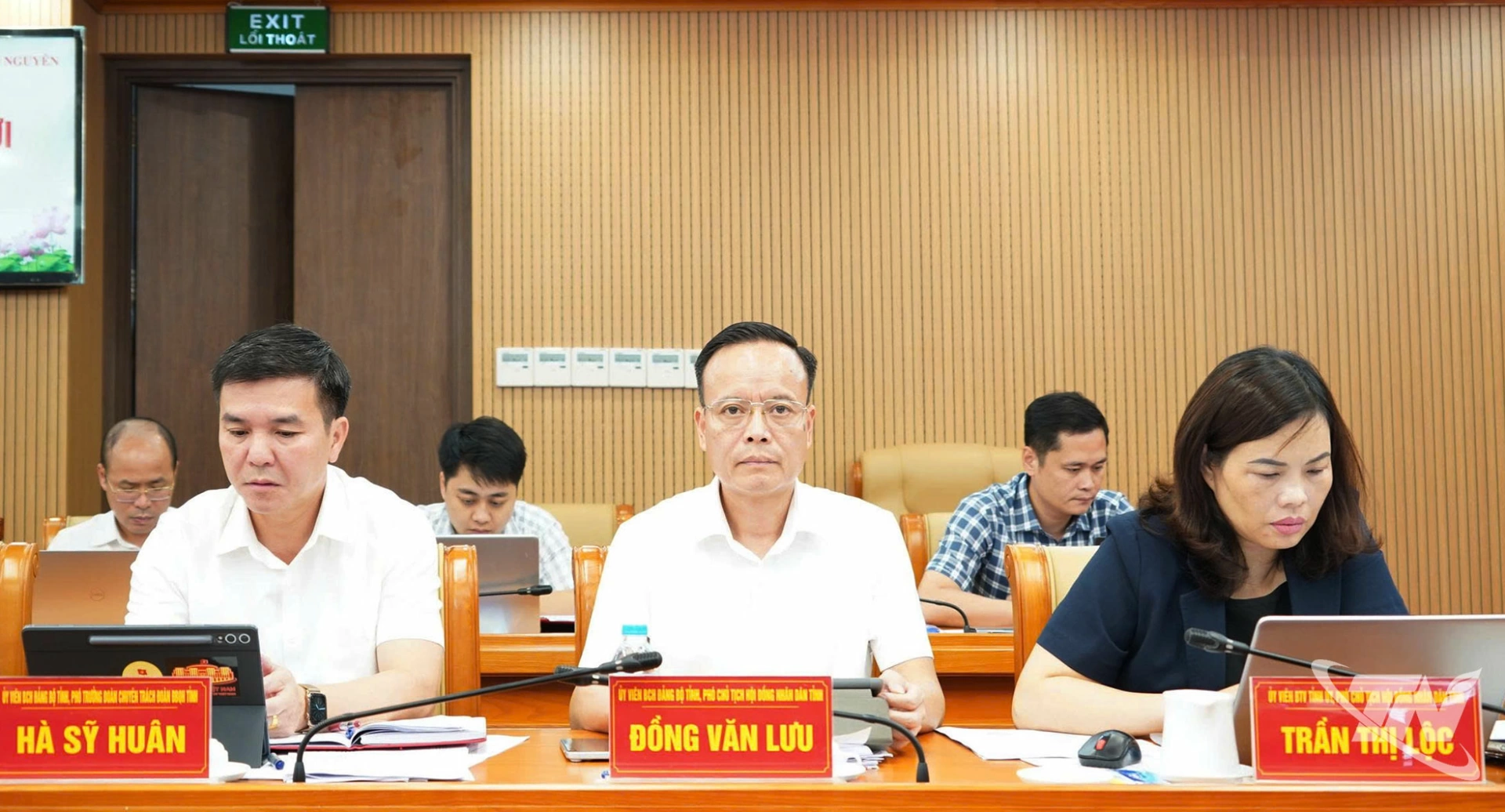Các đồng chí Thường trực HĐND tỉnh và đại biểu dự Phiên họp.