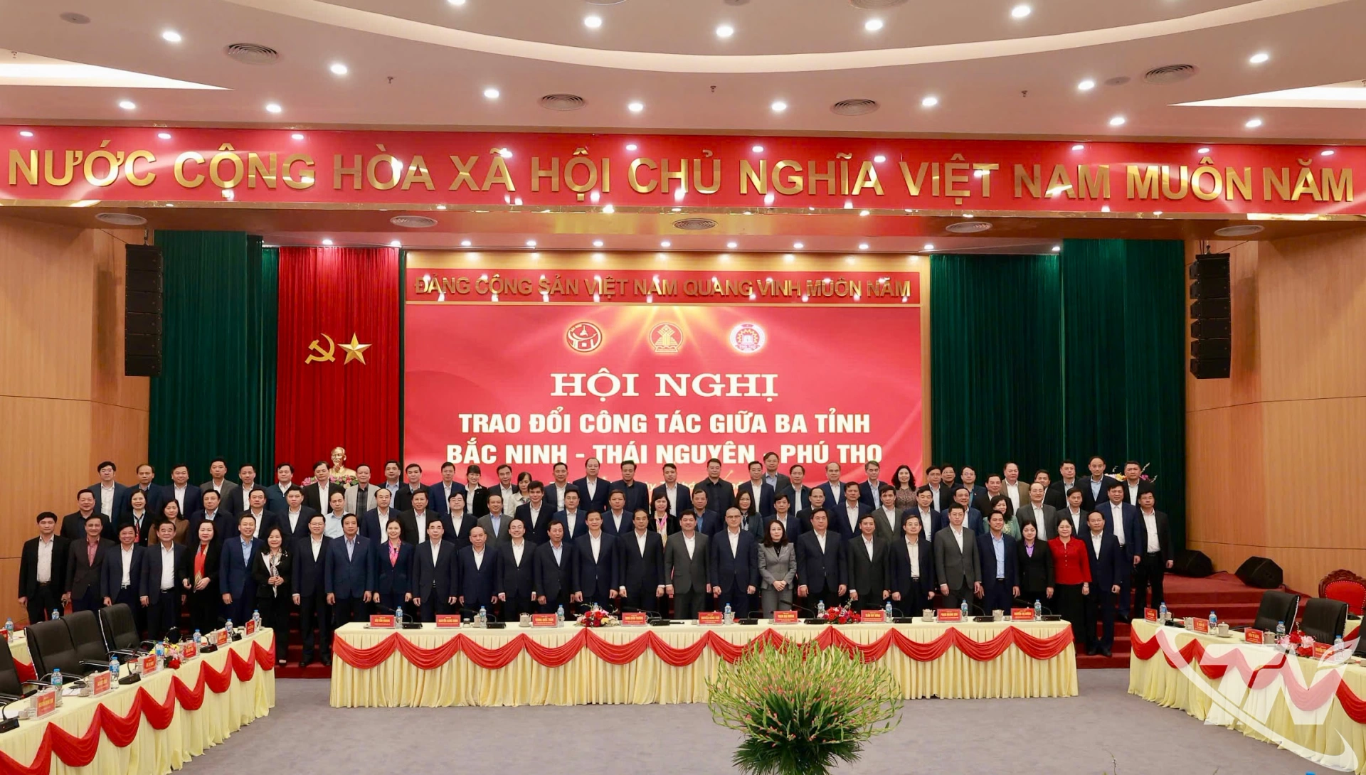 Các đại biểu chụp ảnh lưu niệm.