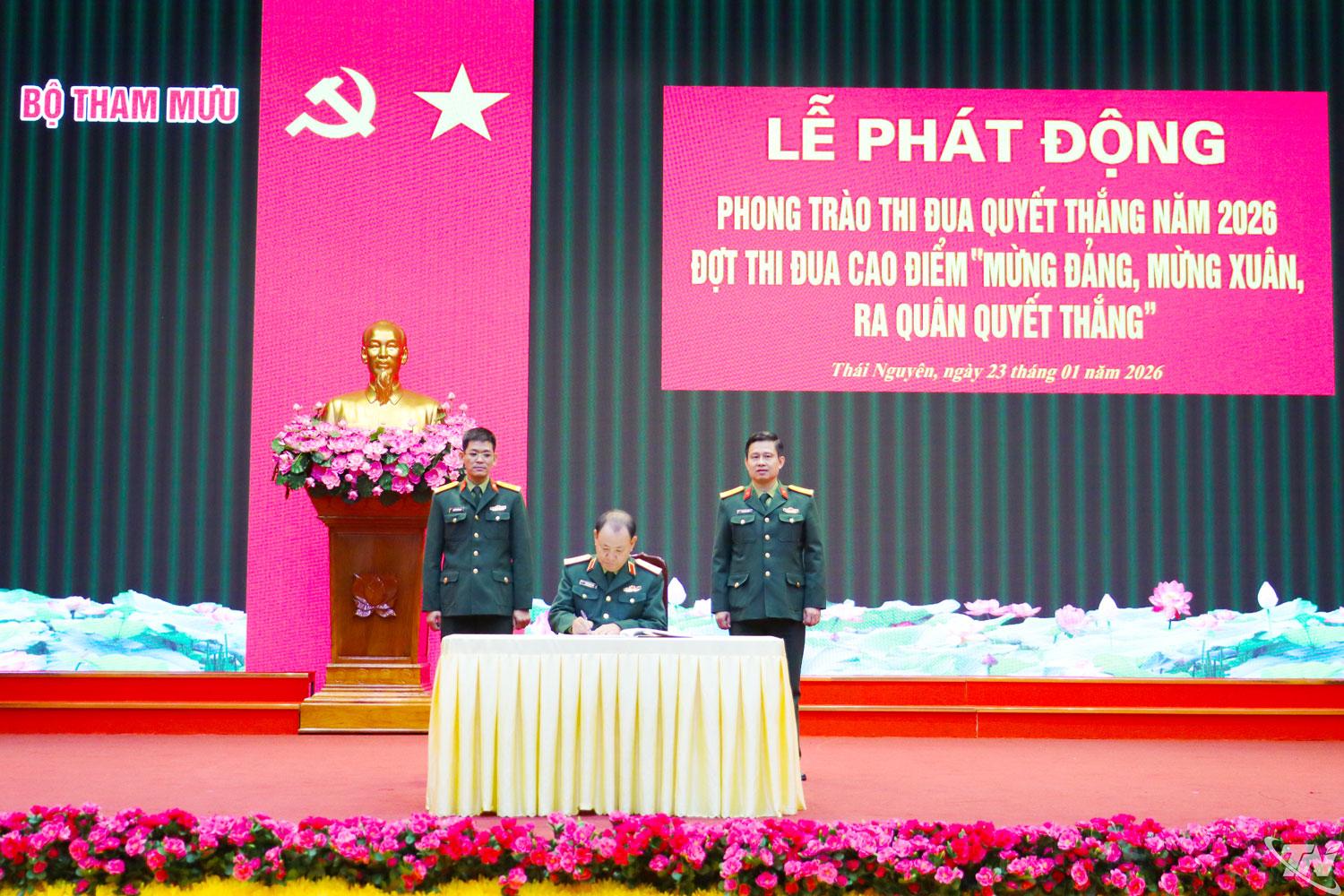 Thiếu tướng Hoàng Văn Năm, Bí thư Đảng ủy, Phó Tham mưu trưởng Quân khu 1 chứng kiến ký kết giao ước thi đua của cơ quan, đơn vị Bộ Tham mưu.