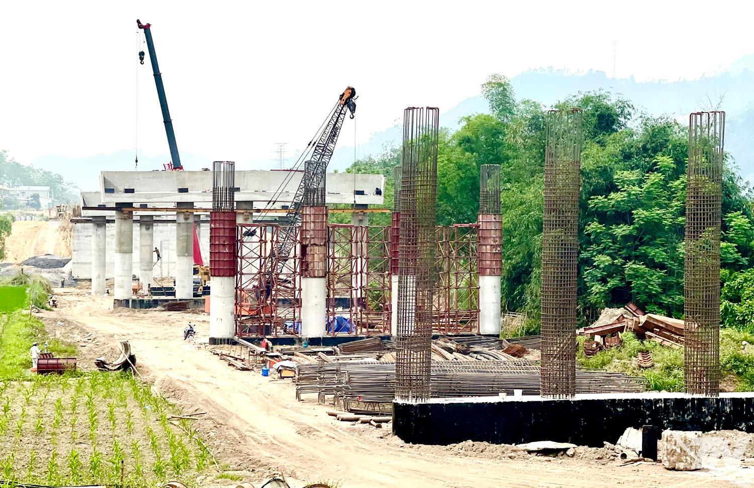 Dự án cao tốc Chợ Mới - Bắc Kạn có 18 cầu trên toàn tuyến, với tổng chiều dài 4,66km. Trong ảnh: Thi công cầu Khuẩn Chuẩn tại xã Thanh Thịnh.