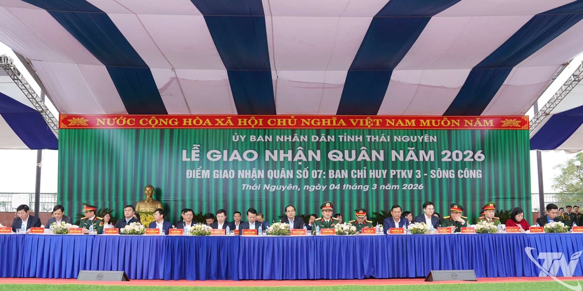 Các đại biểu dự Lễ giao nhận quân tại điểm giao nhận quân số 7, Ban Chỉ huy phòng thủ Khu vực 3 - Sông Công, được tổ chức tại Quảng trường Võ Nguyên Giáp (phường Phan Đình Phùng).