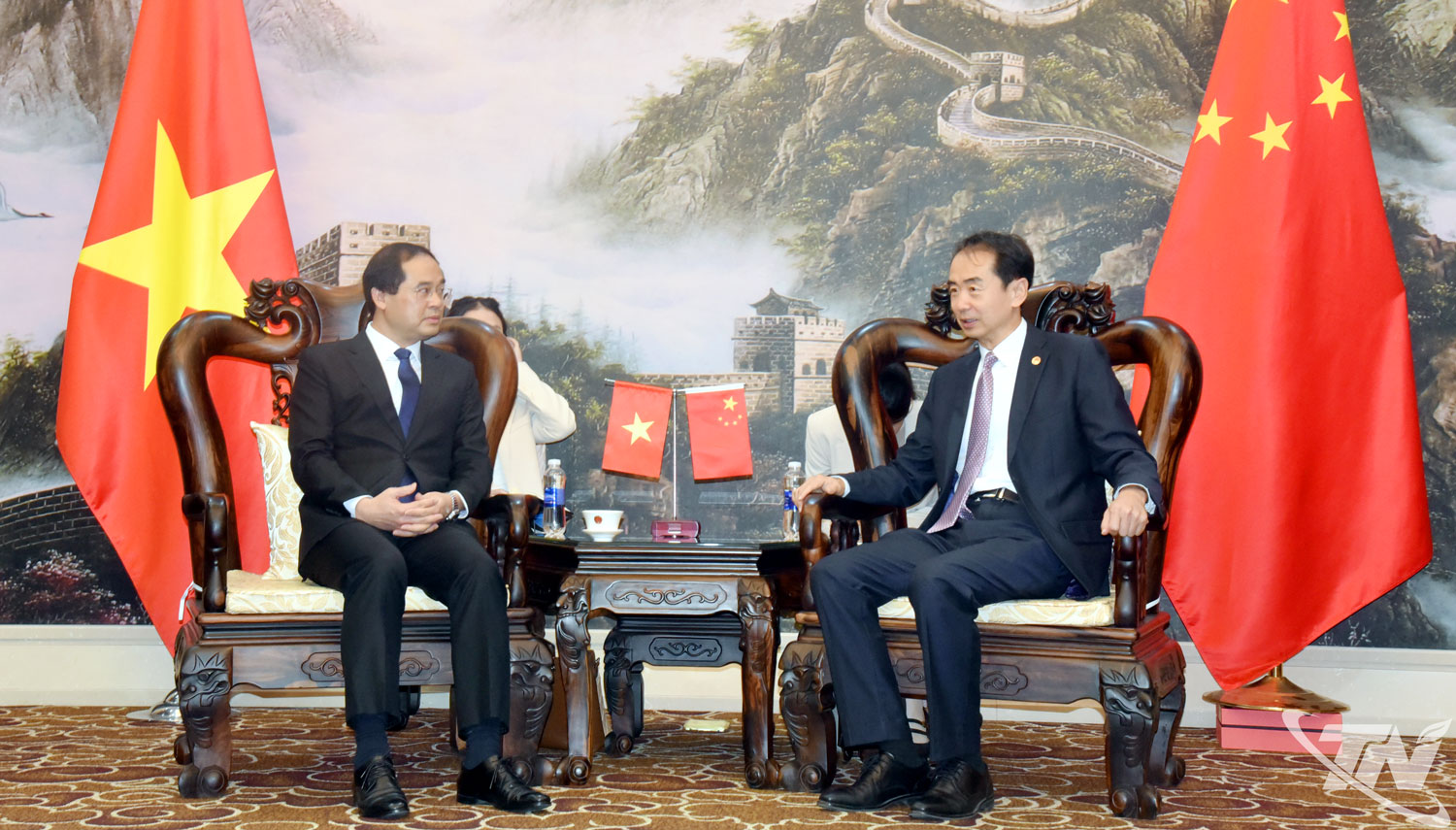 Bí thư Tỉnh ủy Trịnh Xuân Trường và Đại sứ Trung Quốc Hà Vĩ trao đổi tại buổi làm việc