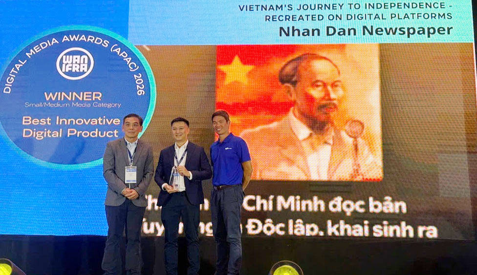 Nhà báo Nguyễn Hoàng Nhật (giữa), Phó Trưởng Ban Nhân Dân điện tử, đại diện Báo Nhân Dân nhận giải thưởng tại giải Báo chí Kỹ thuật số châu Á (Digital Media Award Asia) 2026.
