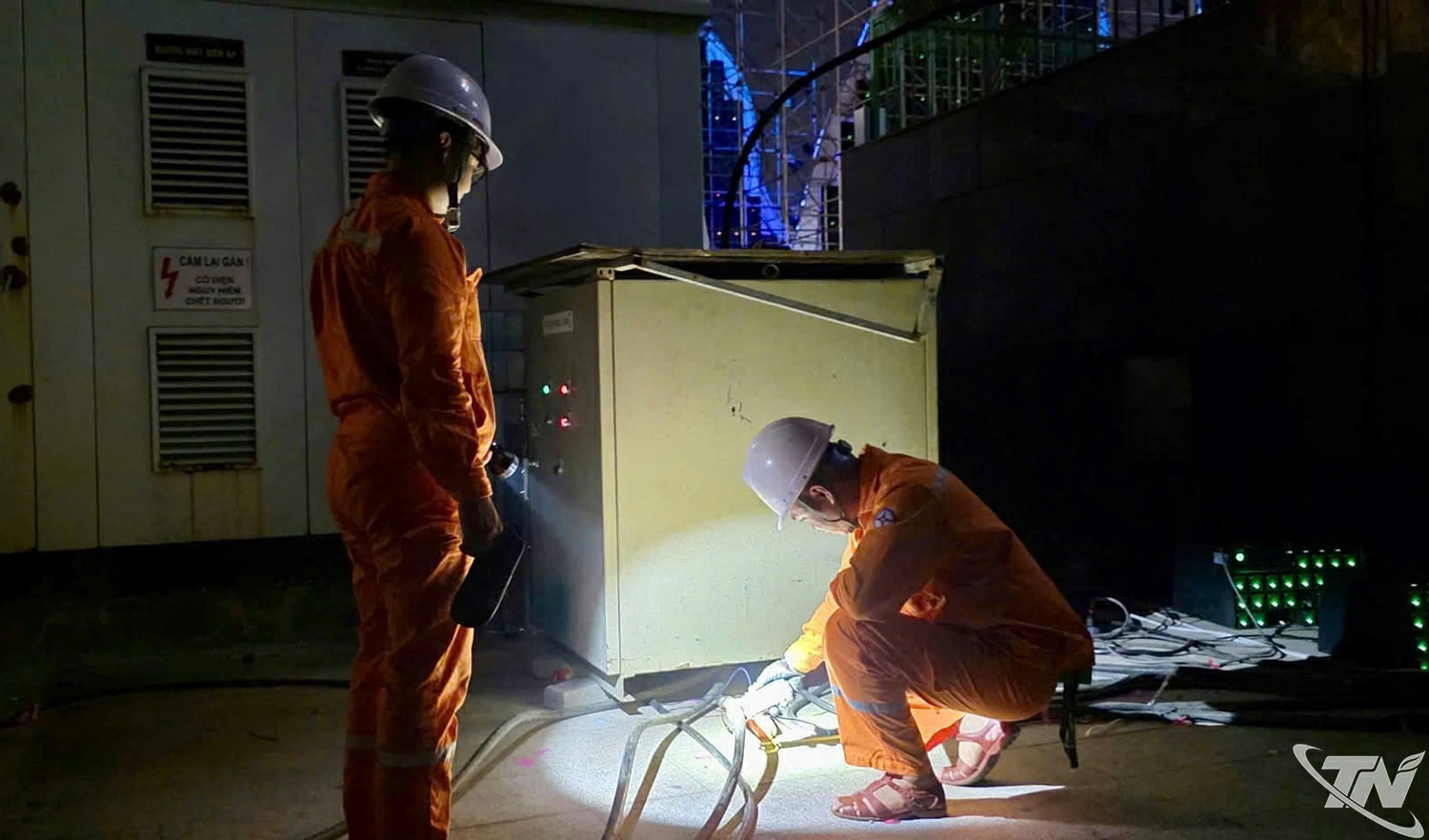 Nhân viên điện lực khẩn trương kiểm tra, xử lý sự cố thiết bị điện trong đêm, nỗ lực khôi phục cấp điện phục vụ sinh hoạt và sản xuất của khách hàng.