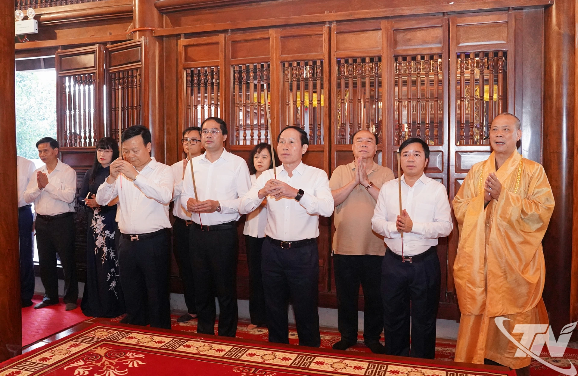 Các đại biểu dâng hương tại Chính điện Đền thờ Đức vua Lý Nam Đế.