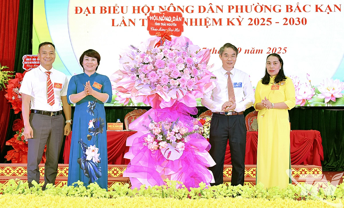 Đại diện lãnh đạo Hội Nông dân tỉnh Thái Nguyên chúc m