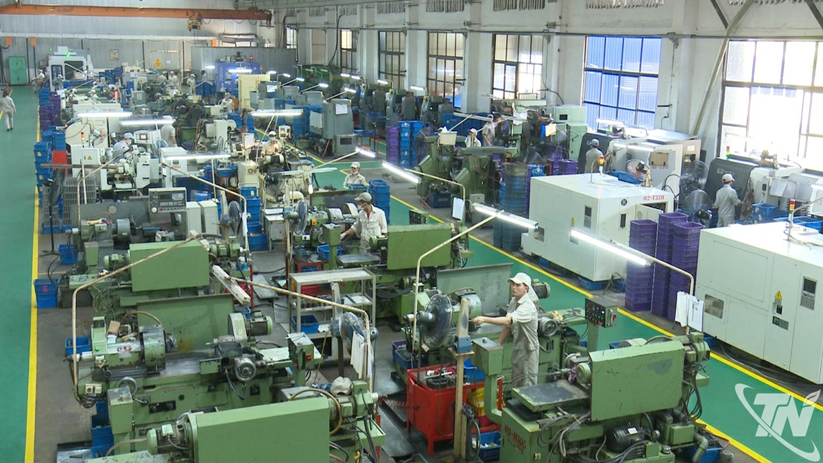 Hoạt động sản xuất tại Công ty CP Phụ tùng máy số 1, phường Bá Xuyên.