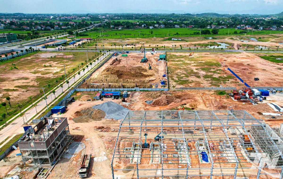 Nhiều nhà đầu tư thứ cấp tiếp tục đẩy nhanh tiến độ xây dựng nhà xưởng, cơ sở sản xuất tại Cụm công nghiệp Bảo Lý - Xuân Phương (do Công ty TNHH Bê tông xây dựng Việt Cường làm chủ đầu tư hạ tầng).