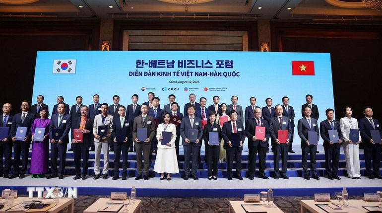 Tổng Bí thư Tô Lâm và Thủ tướng Hàn Quốc Kim Min-seok chứng kiến các đơn vị, doanh nghiệp trao thỏa thuận hợp tác. Ảnh: TTXVN