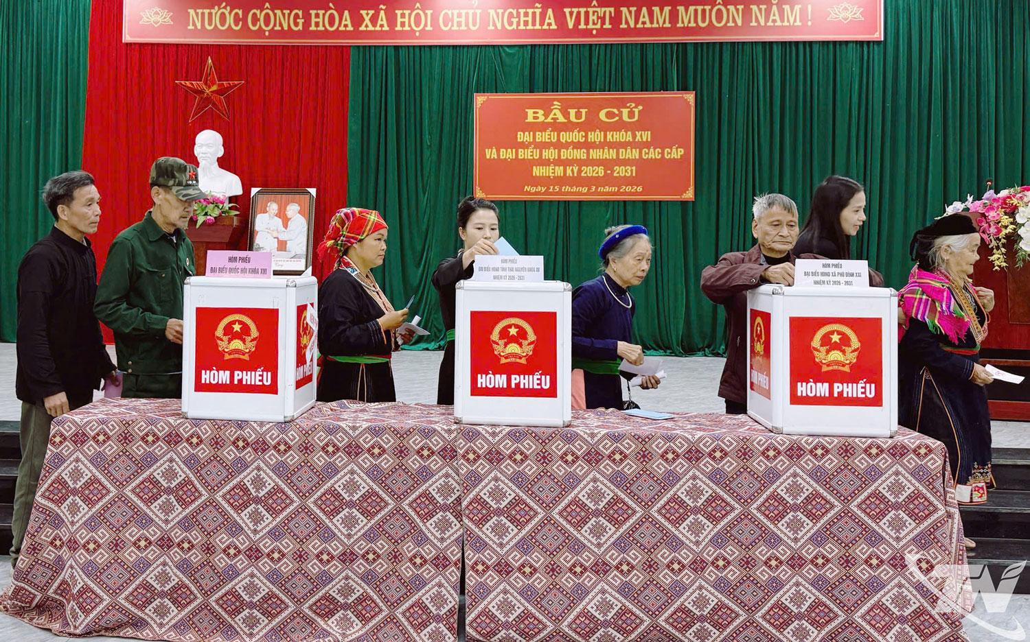 Không khí rộn ràng, trang nghiêm tại các khu vực bỏ phiếu.