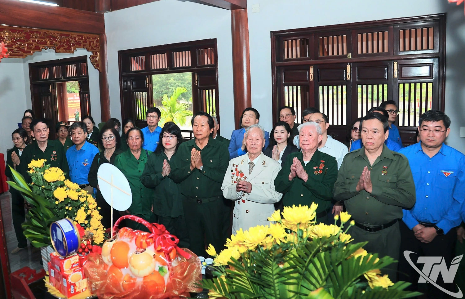 Các đại biểu dâng hương tưởng niệm tại khu Di tích lịch sử Nà Tu nhân dịp kỷ niệm 75 năm Ngày Bác Hồ đến thăm và tặng thơ Thanh niên xung phong.