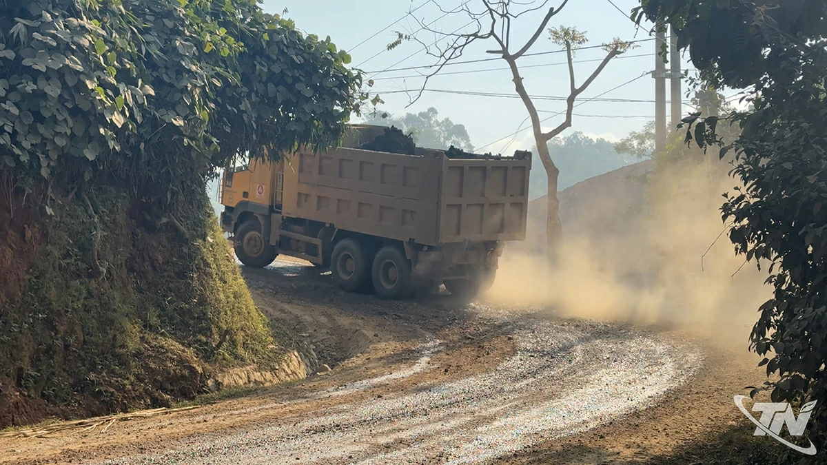 Mưa thì bẩn, nắng thì bụi trên tuyến đường 259, đoạn từ xã Thanh Thịnh đi xã Thanh Mai.