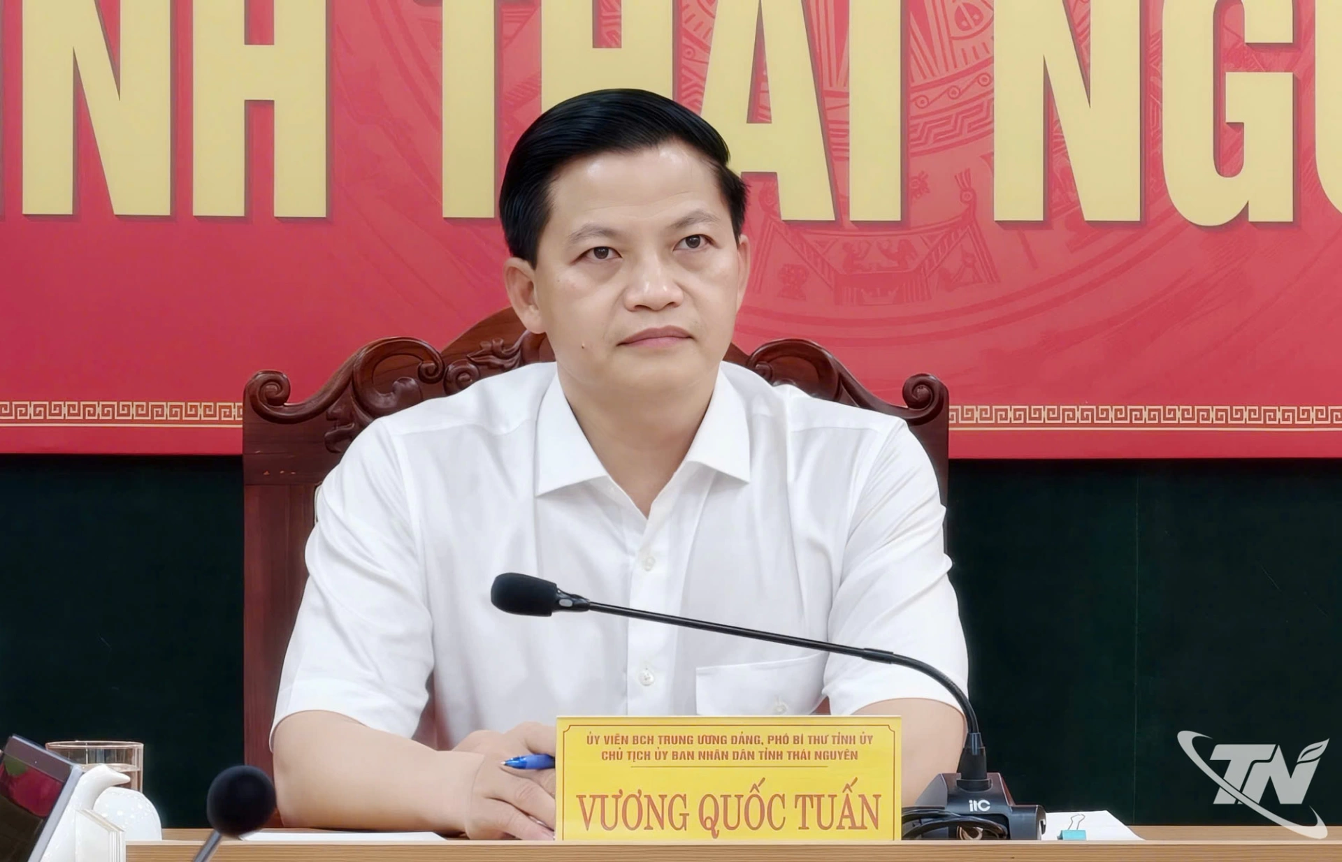Đồng chí Chủ tịch UBND tỉnh Vương Quốc Tuấn lắng nghe các kiến nghị của công dân.