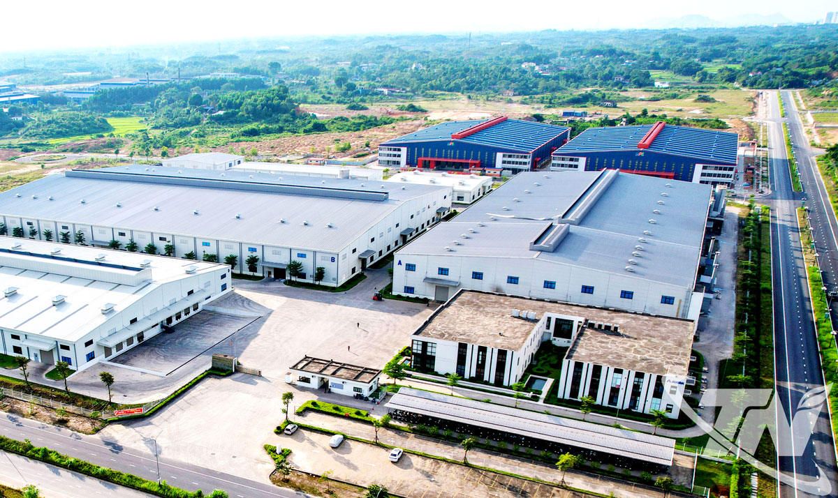 Nhà máy sản xuất tấm lát sàn PVC mới được đầu tư xây dựng, đưa vào hoạt động tại Khu công nghiệp Sông Công II, góp phần nâng cao giá trị sản xuất công nghiệp, xuất khẩu hàng hóa trên địa bàn tỉnh. Ảnh: T.L