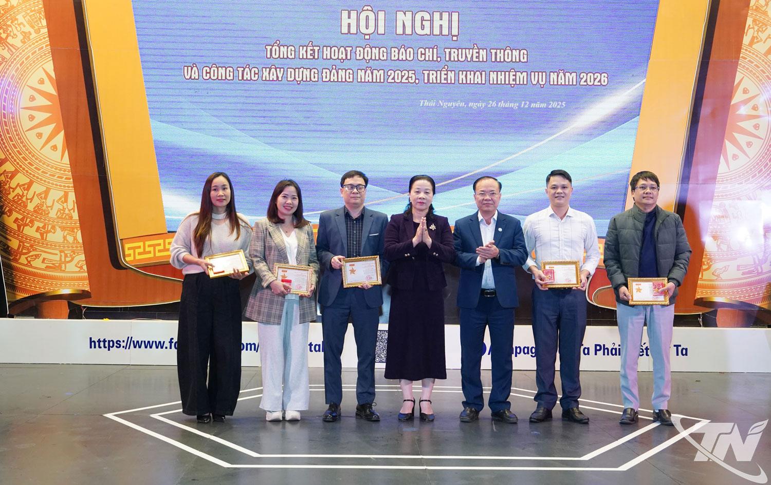 C&aacute;c c&aacute; nh&acirc;n được nhận Kỷ niệm chương V&igrave; sự nghiệp truyền h&igrave;nh Việt Nam.