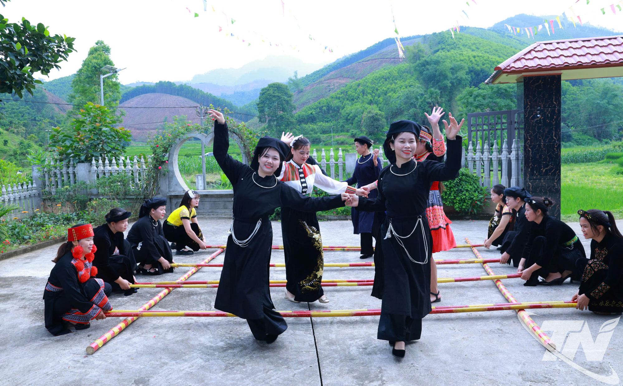 Một tiết mục văn nghệ của người dân phục vụ du khách.