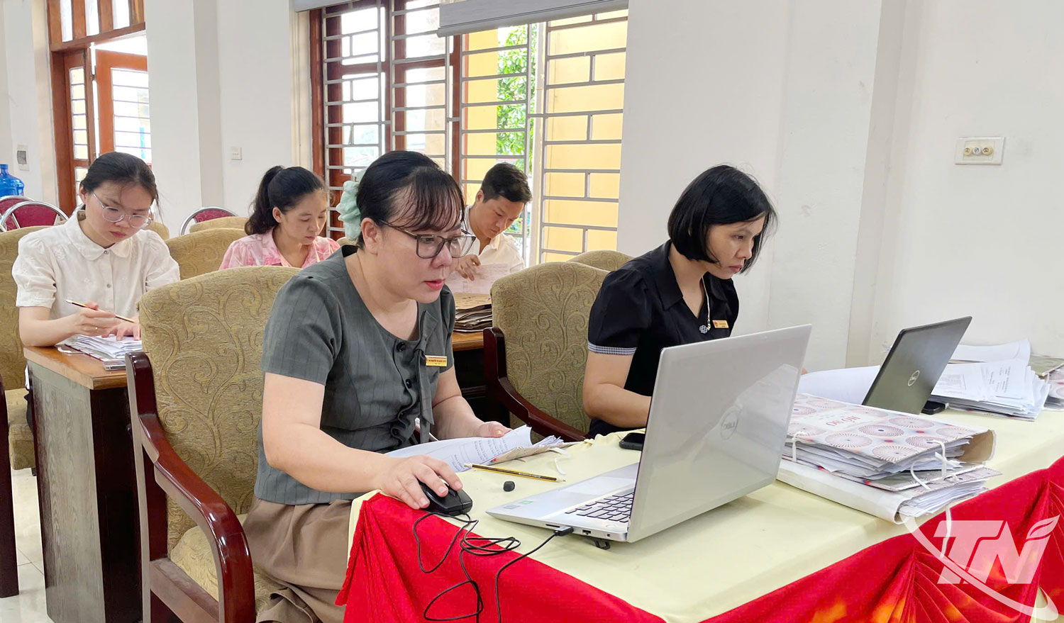 Cán bộ, công chức xã Vô Tranh thực hiện nhập mục lục, đánh số và scan tài liệu, hồ sơ.