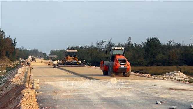 Thi công trên công trường đường ven biển tại Quảng Trị. Ảnh minh họa: TTXVN