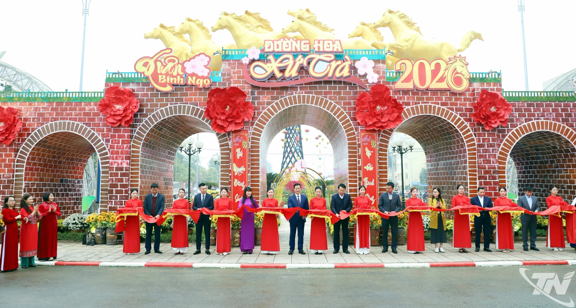 Đồng chí Vương Quốc Tuấn, Ủy viên Trung ương Đảng, Phó Bí thư Tỉnh ủy, Chủ tịch UBND tỉnh, cùng các đại biểu cắt băng khánh thành.