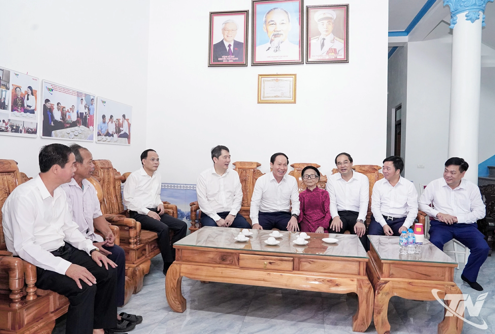 Phó Thủ tướng Chính phủ cùng đoàn công tác của Trung ương và lãnh đạo tỉnh Thái Nguyên đến thăm hỏi Mẹ Việt Nam Anh hùng Tạ Thị Trần.