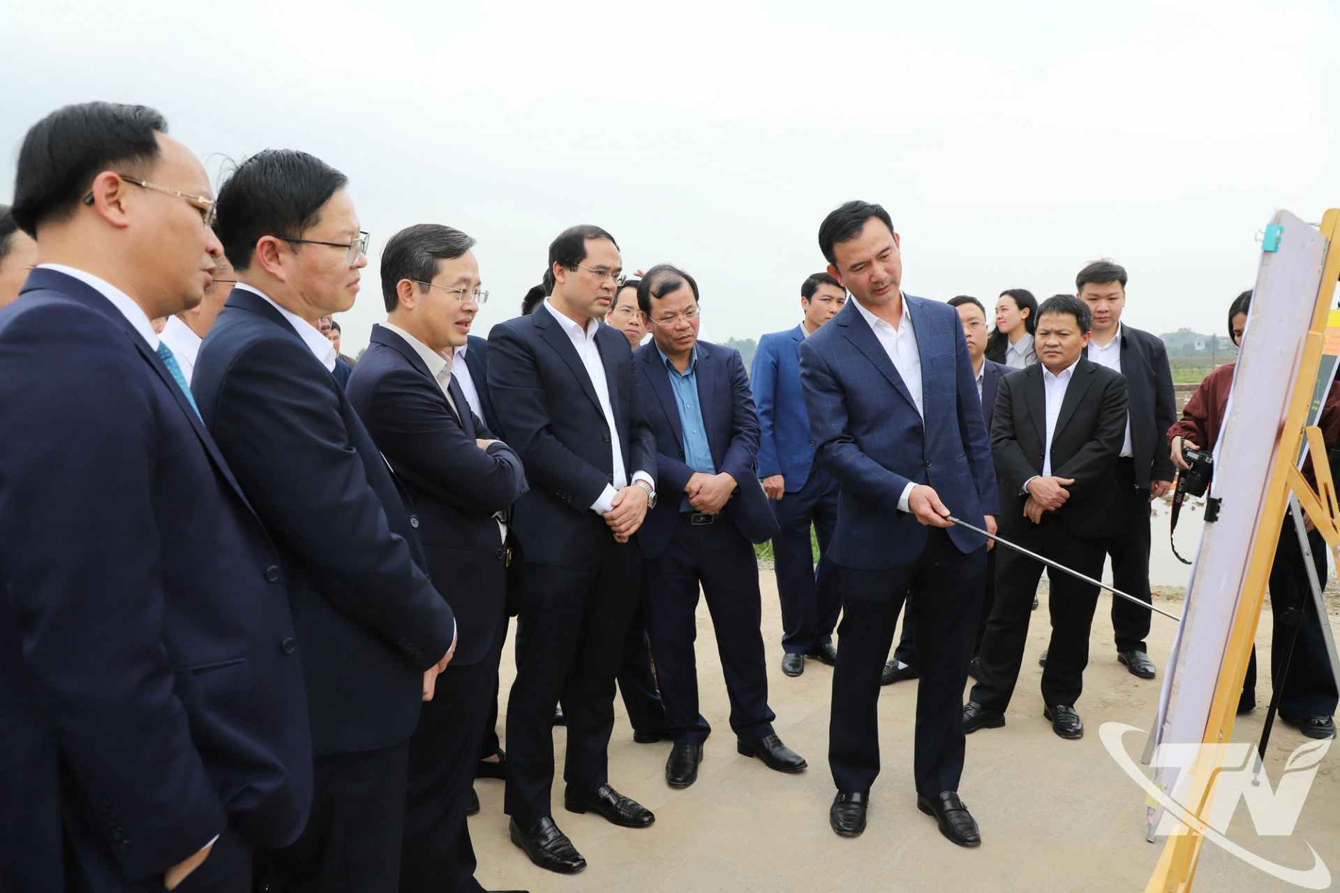 Các đồng chí lãnh đạo tỉnh Thái Nguyên và tỉnh Bắc Ninh khảo sát thực địa tuyến đường Vành đai V, đoạn kết nối hai tỉnh.