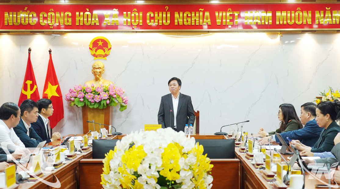 Đồng ch&iacute; Ph&oacute; Chủ tịch Thường trực UBND tỉnh B&ugrave;i Văn Lương chủ tr&igrave; cuộc họp.