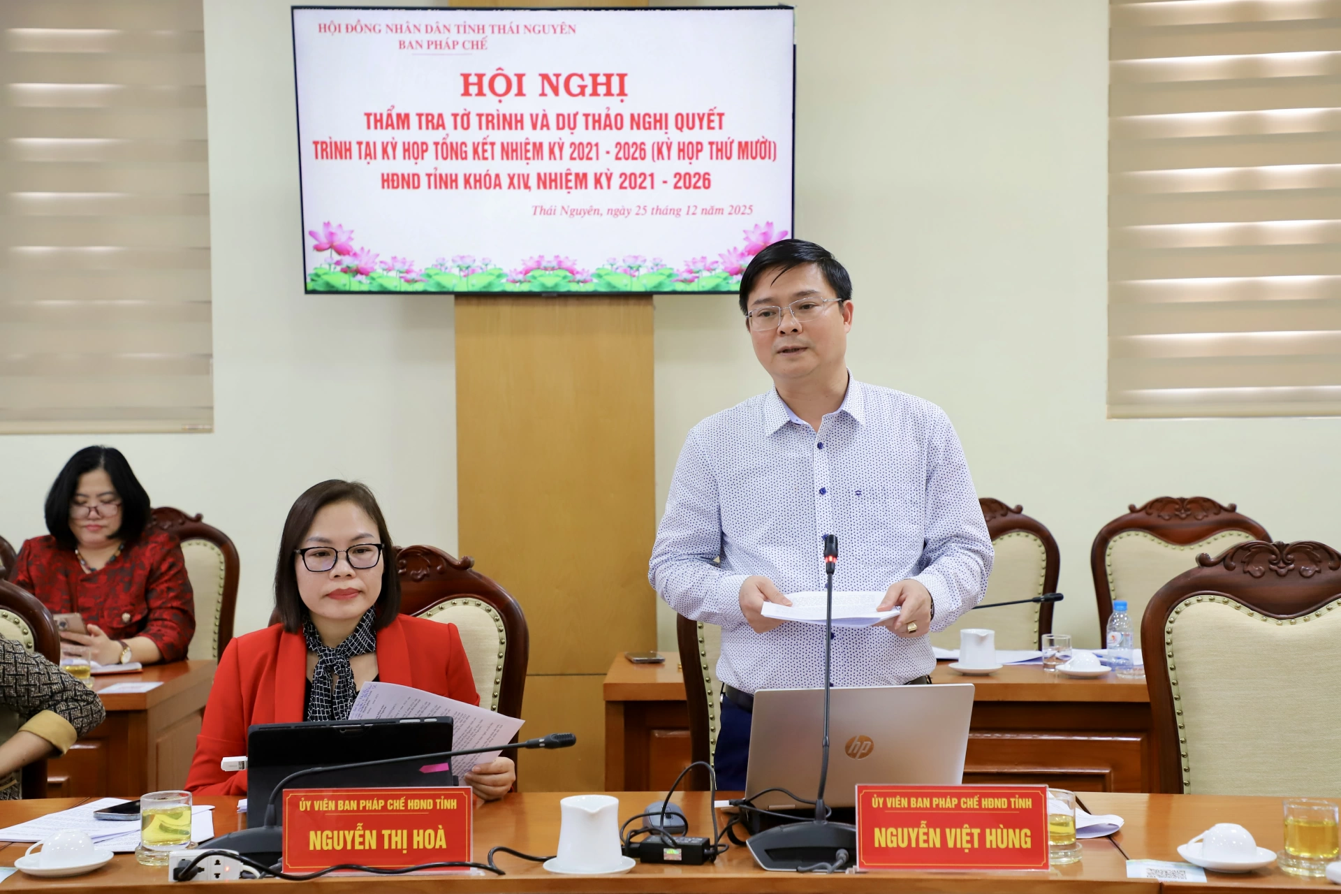 Đại biểu đ&oacute;ng g&oacute;p &yacute; kiến tại Hội nghị.