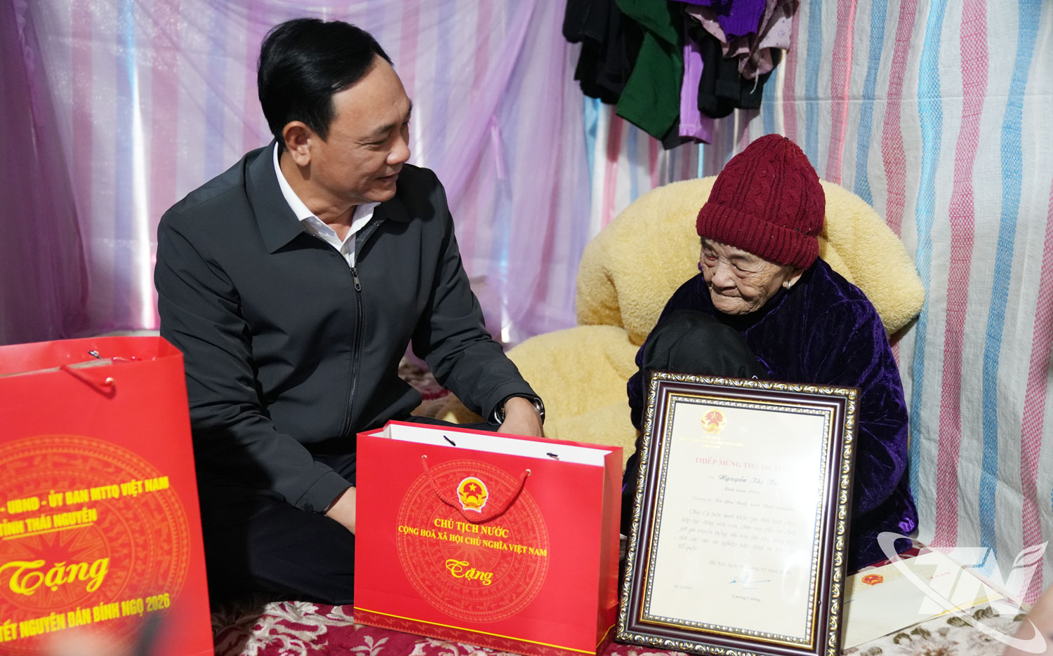 Đồng chí Phạm Văn Thọ tặng quà Tết, chúc thọ cụ Nguyễn Thị Tơ (101 tuổi), ở thôn Thôm Bó, xã Yên Bình.