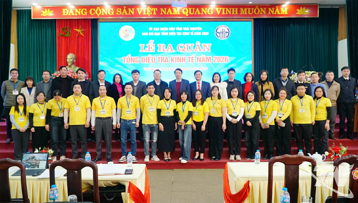 C&aacute;c đại biểu v&agrave; lực lượng tham gia Tổng điều tra kinh tế năm 2026 chụp ảnh lưu niệm tại Lễ ra qu&acirc;n