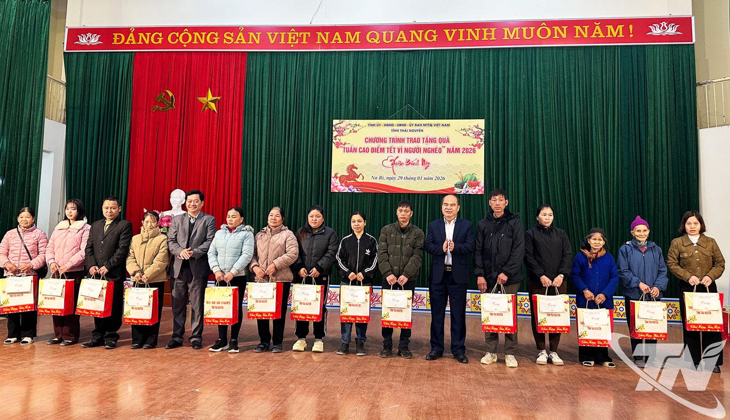 Đồng chí Lường Đức Thắng trao quà tặng các hộ nghèo, cận nghèo, gia đình chính sách tại xã Na Rì.