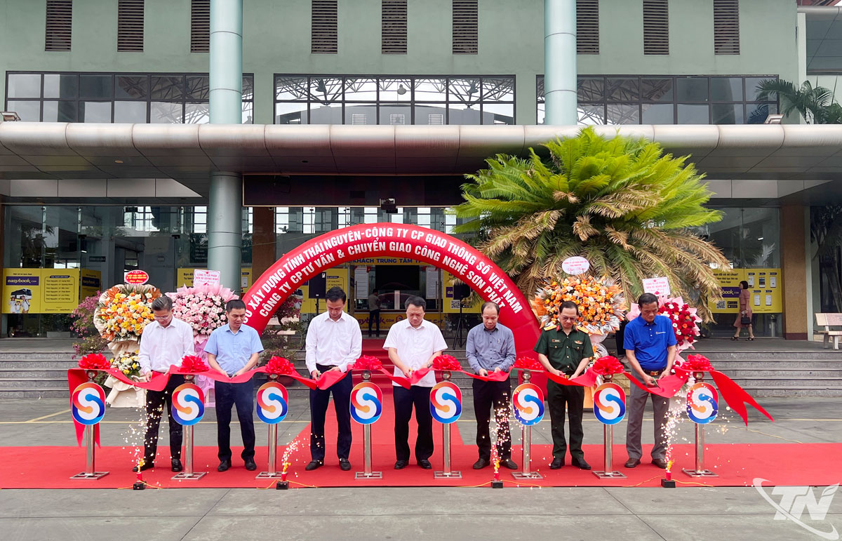 Các đại biểu cắt băng khánh thành 