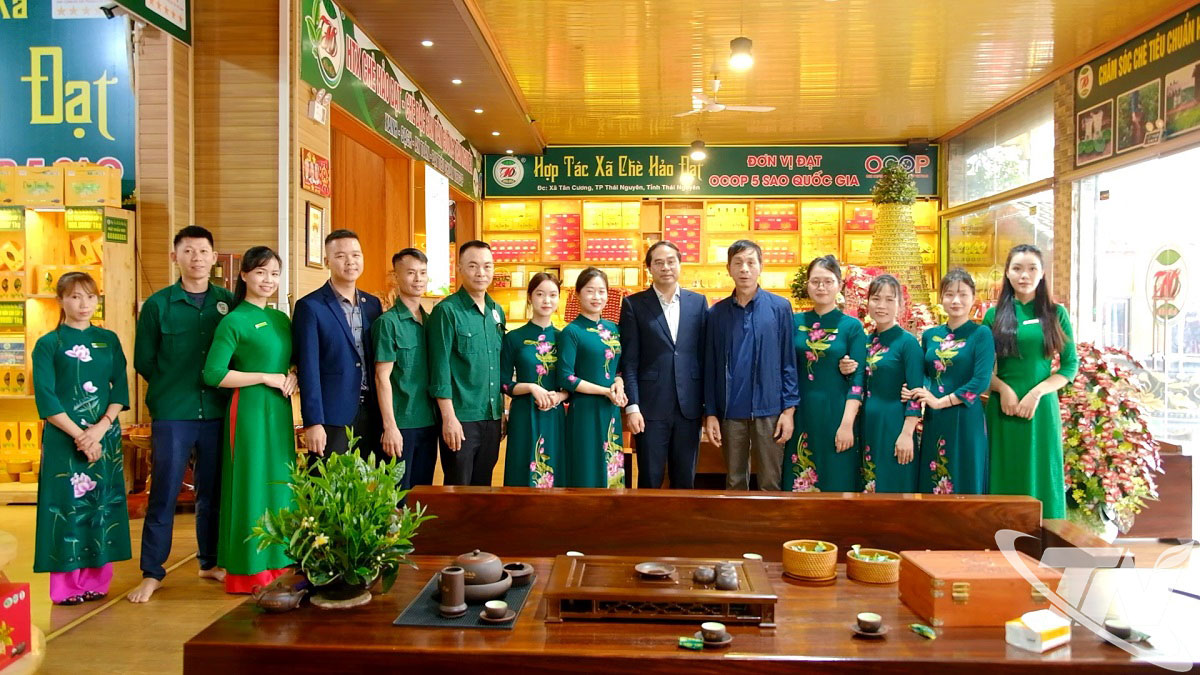 Đồng ch&iacute; B&iacute; thư Tỉnh ủy chụp ảnh lưu niệm c&ugrave;ng đại diện c&aacute;c HTX v&agrave; c&aacute;c nghệ nh&acirc;n chế biến ch&egrave; tại kh&ocirc;ng gian trưng b&agrave;y sản phẩm trong khu&ocirc;n khổ Lễ hội &ldquo;Th&aacute;i Nguy&ecirc;n - Hương sắc danh tr&agrave;&rdquo;.