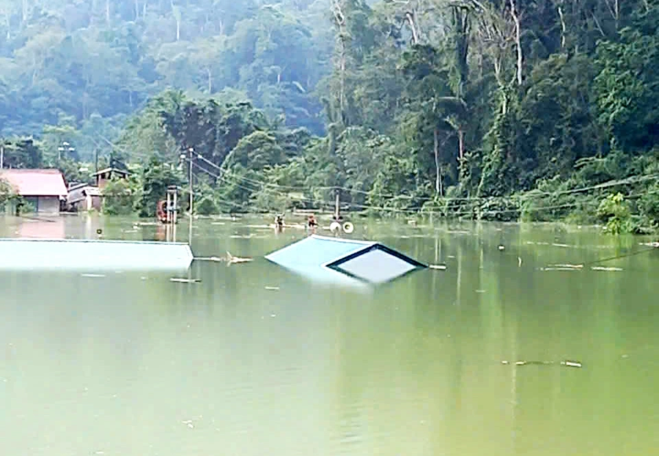 Nhiều khu vực dân cư bị ngập sâu, hệ thống điện lưới cũng bị ảnh hưởng.