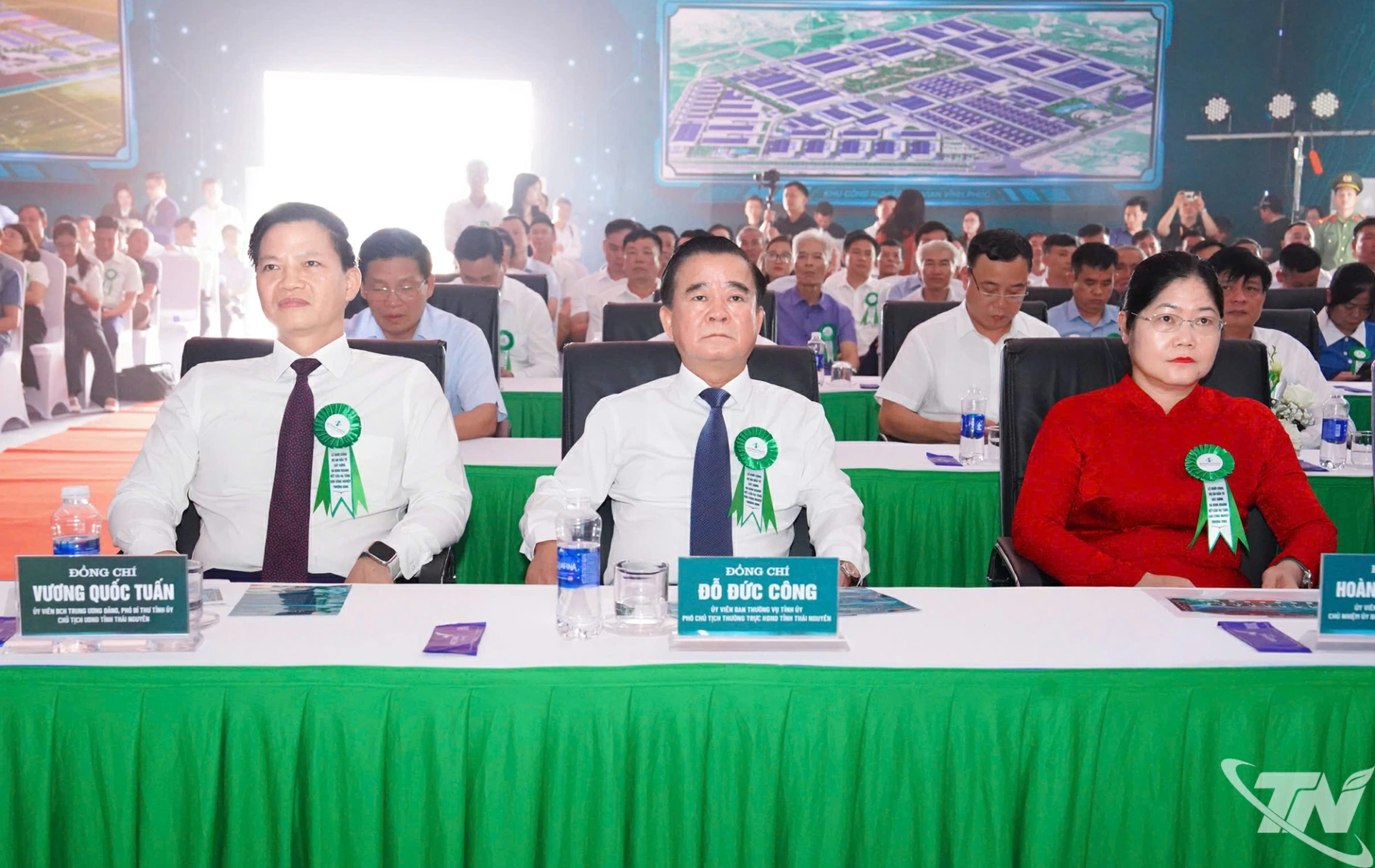 Đồng chí Chủ tịch UBND tỉnh Vương Quốc Tuấn và các đồng chí lãnh đạo tỉnh dự buổi Lễ.