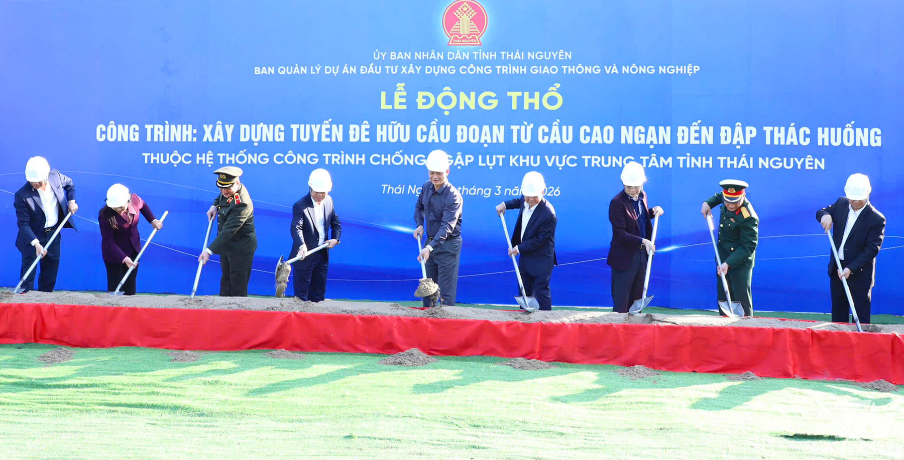 Các đồng chí lãnh đạo tỉnh và đại biểu thực hiện nghi thức động thổ công trình Xây dựng tuyến đê Hữu Cầu, đoạn từ cầu Cao Ngạn đến đập Thác Huống.