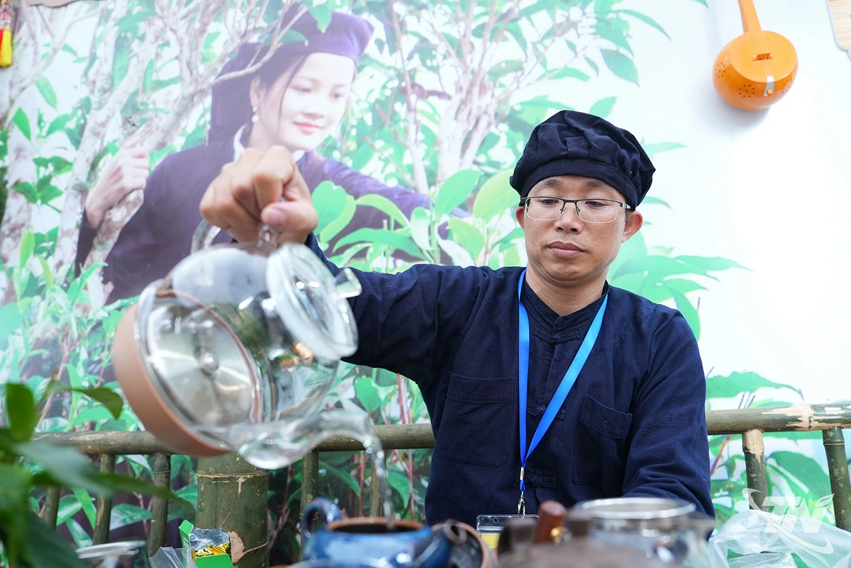 Phục vụ tại các gian hàng là những nghệ nhân trẻ, có kinh nghiệm và hiểu biết về trà Bằng Phúc.