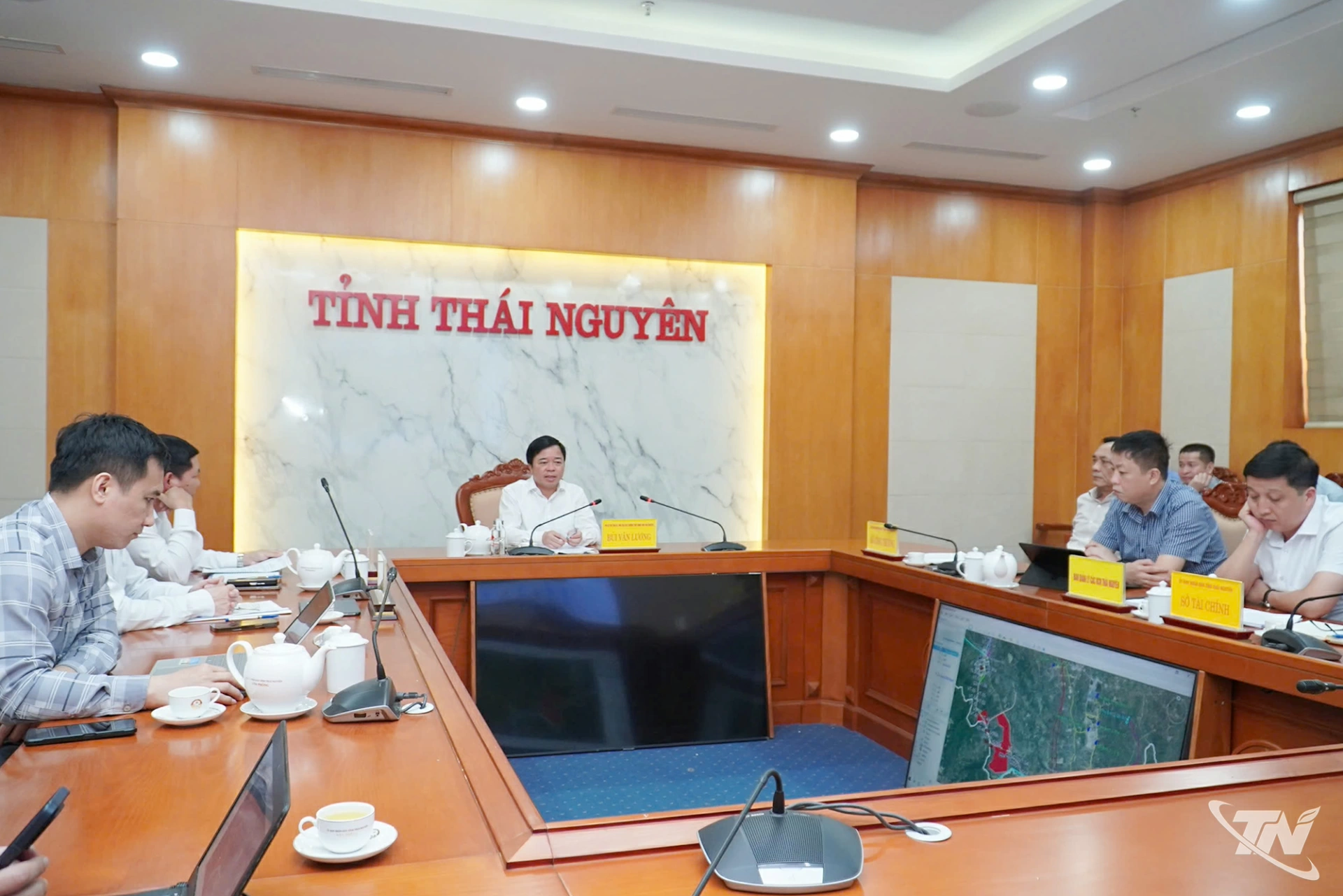 Đồng chí Bùi Văn Lương, Phó Bí thư Tỉnh ủy, Phó Chủ tịch Thường trực UBND tỉnh chủ trì cuộc họp.