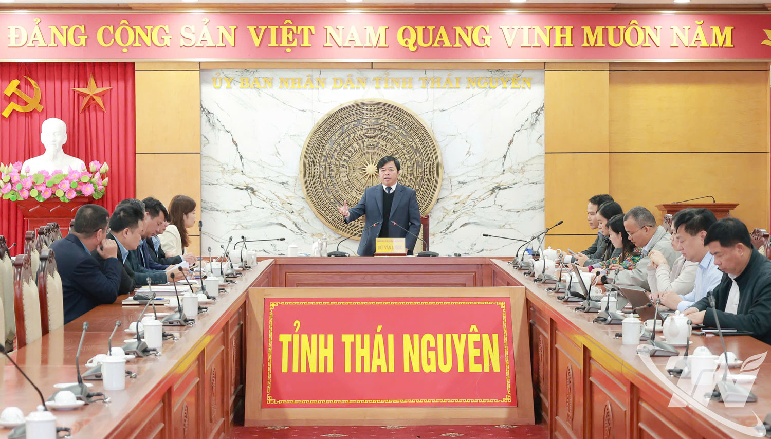 Đồng ch&iacute; Ph&oacute; Chủ tịch Thường trực UBND tỉnh B&ugrave;i Văn Lương&nbsp;chủ tr&igrave; Hội nghị.