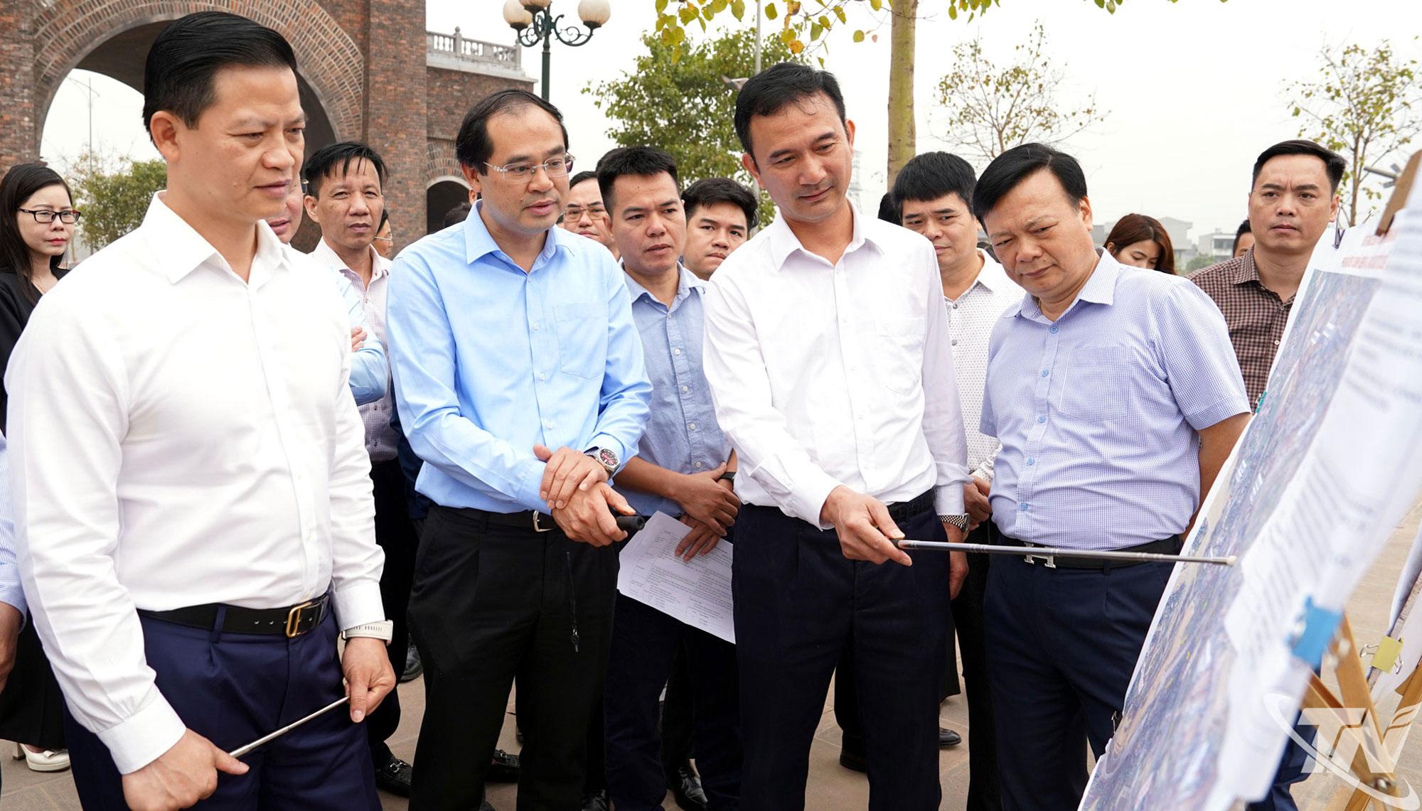 Lãnh đạo Sở Xây dựng báo cáo hiện trạng và phương án điều chỉnh các nút giao thuộc Dự án đầu tư xây dựng hoàn chỉnh cao tốc CT.07 đoạn Hà Nội - Thái Nguyên - Chợ Mới.