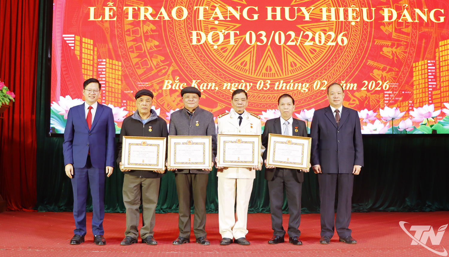 Đồng chí Đinh Quang Tuyên, Phó Bí thư Tỉnh ủy, Chủ tịch Ủy ban MTTQ tỉnh trao Huy hiệu Đảng cho các đảng viên